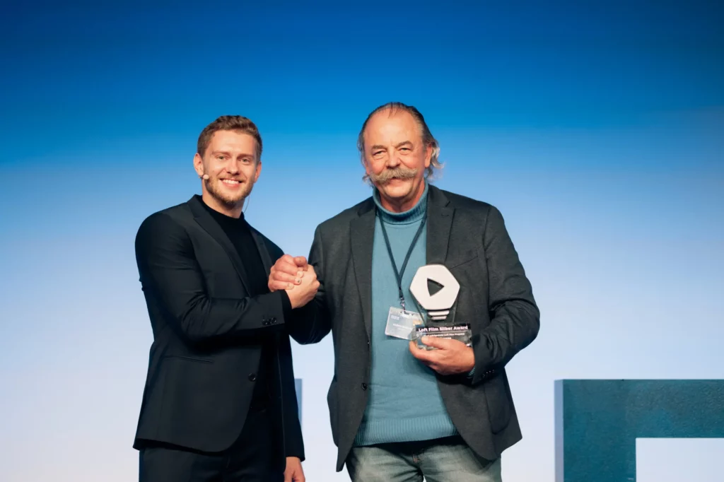Jonas Eisert überreicht einen Award auf dem Loft Film Day.