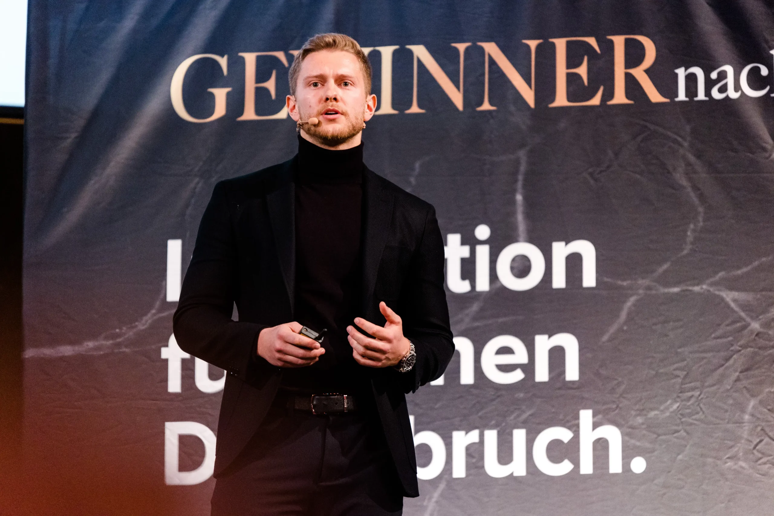 Jonas Eisert auf der Bühne der GEWINNERnacht.