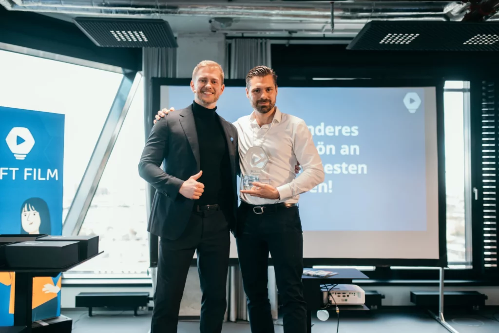Jonas Eisert überreicht einen Award.