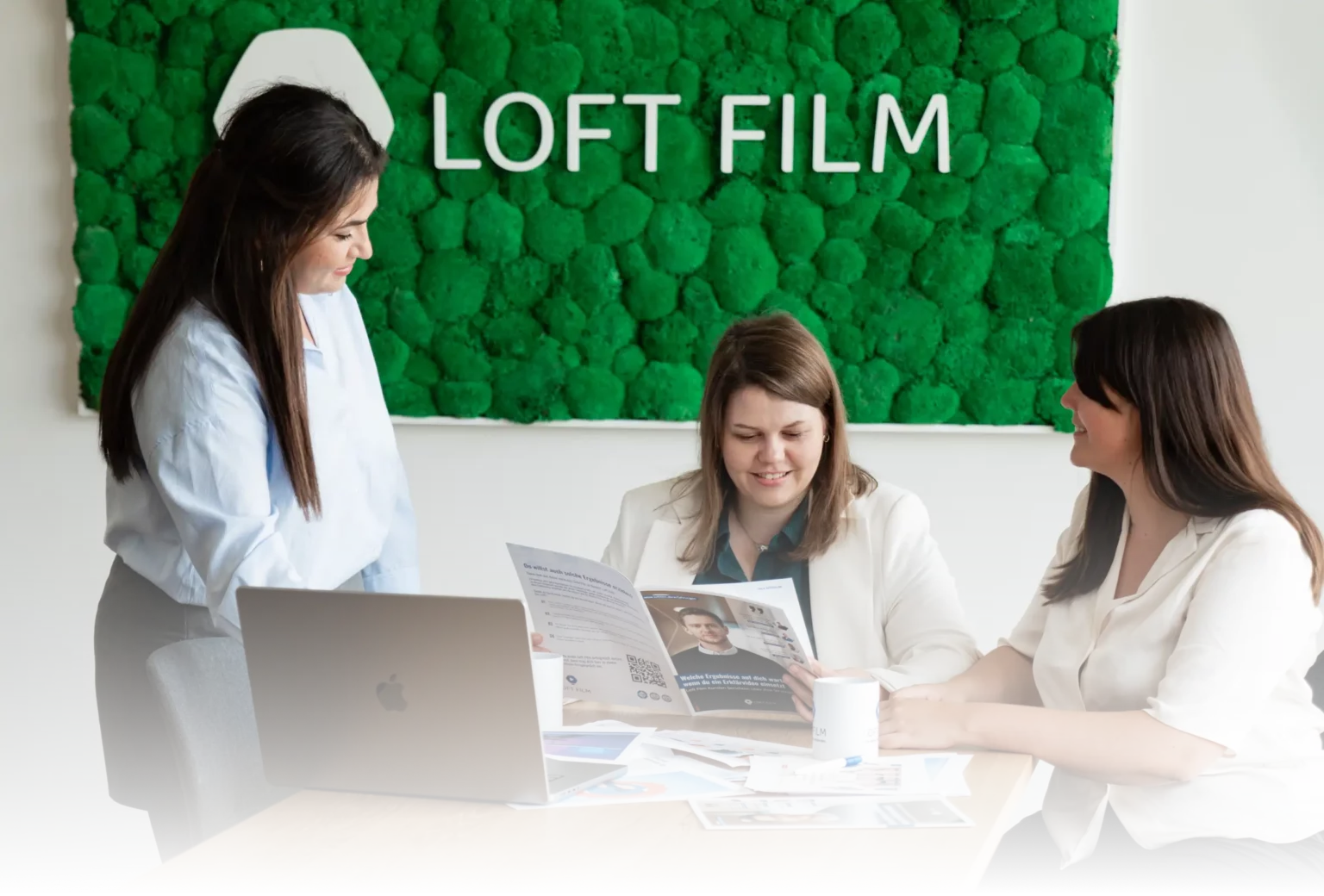 Das Team von Loft Film plant die Vermarktungsstrategie für einen Erklärfilm.